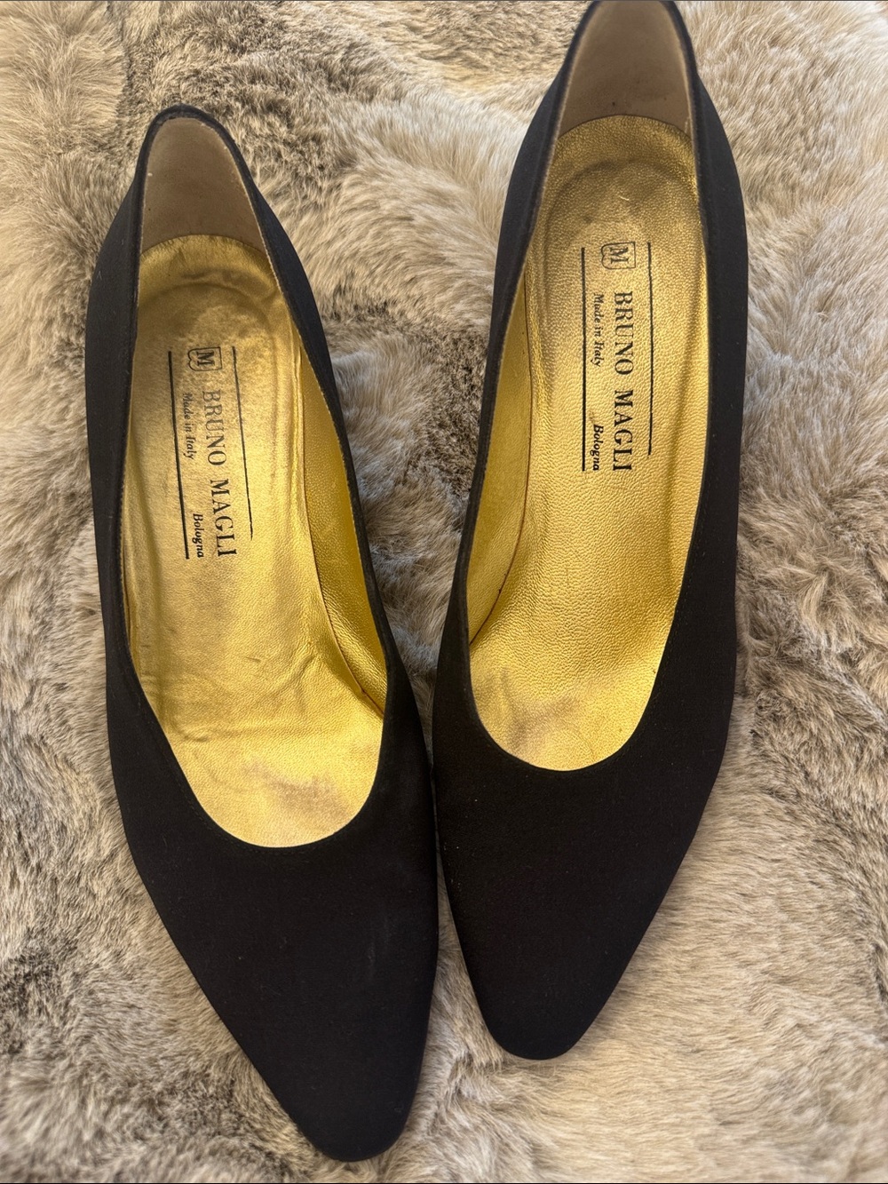 These are vintage Bruno Magli black fabric pumps made in Bologna, Italy - Picture 3 of 10